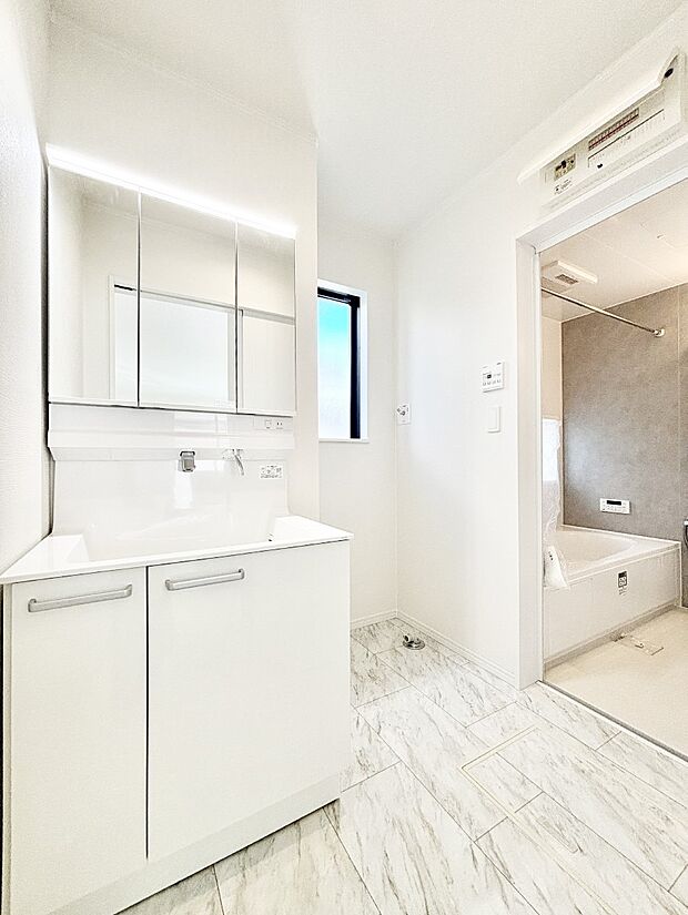 清潔感ある洗面化粧室で朝の身支度も快適