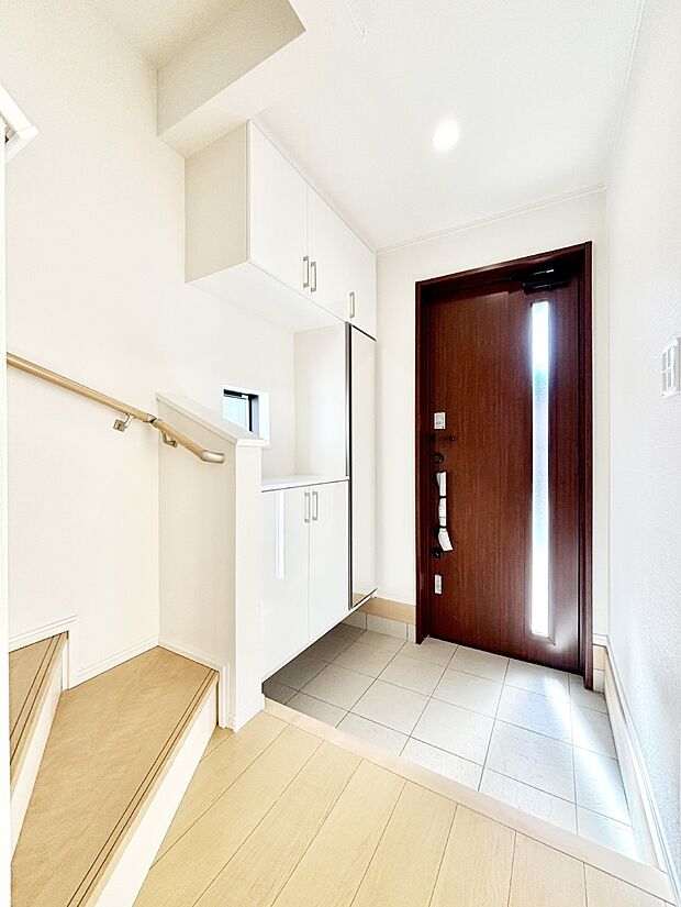 ガラススリットの入った玄関ドアが室内に光を届けてくれます