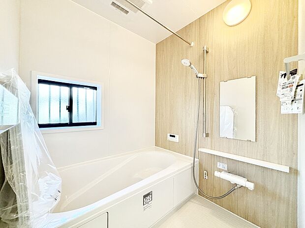 一日の疲れを癒してくれる明るい清潔感のあるバスルーム