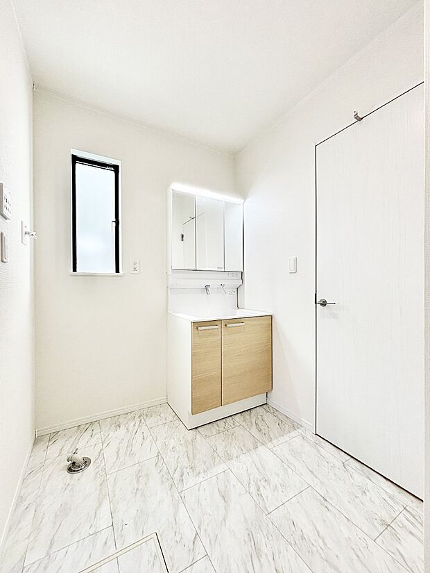 清潔感ある洗面化粧室で朝の身支度も快適