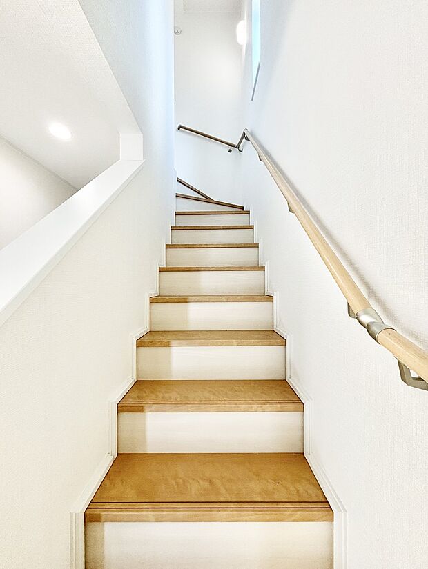 階段は手すり付きなので小さなお子さまやご高齢の方も安心です