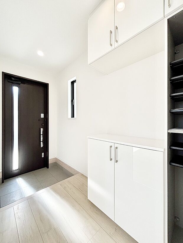 ガラススリットの入った玄関ドアが室内に光を届けてくれます