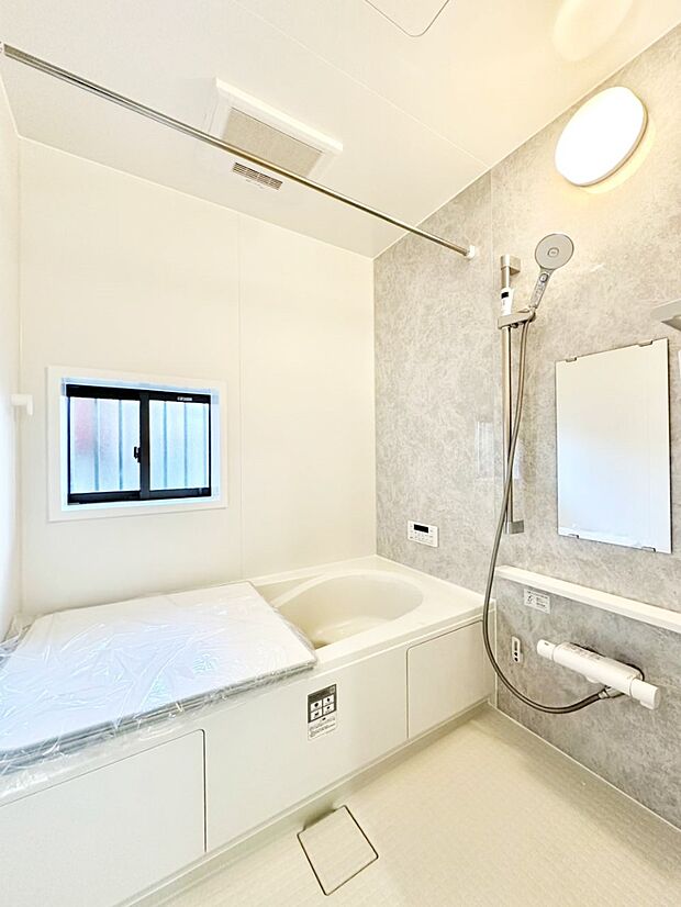 一日の疲れを癒してくれる明るい清潔感のあるバスルーム