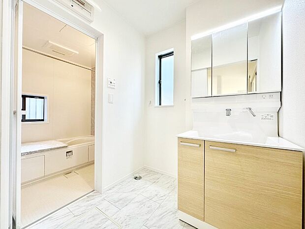 清潔感ある洗面化粧室で朝の身支度も快適