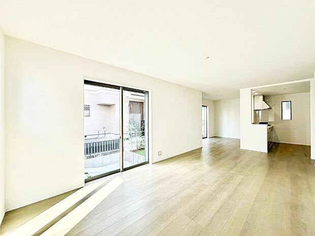 大きな窓からたっぷりの陽光と風を感じられるリビング