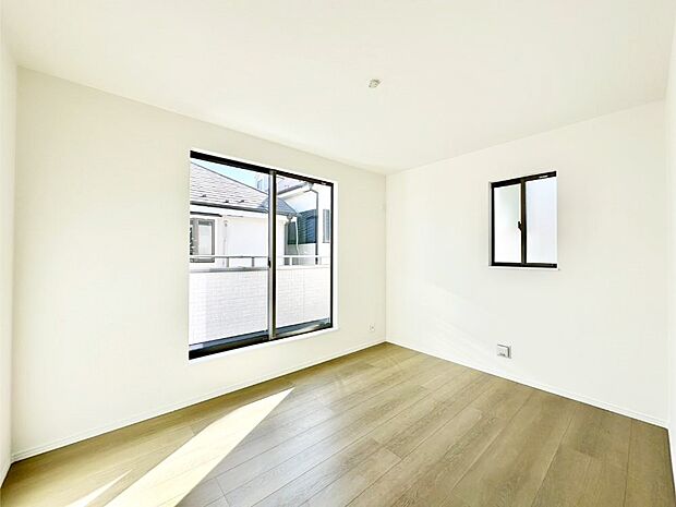 窓からのやさしい光が心地よいプライベートルーム