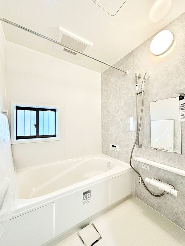 一日の疲れを癒してくれる明るい清潔感のあるバスルーム