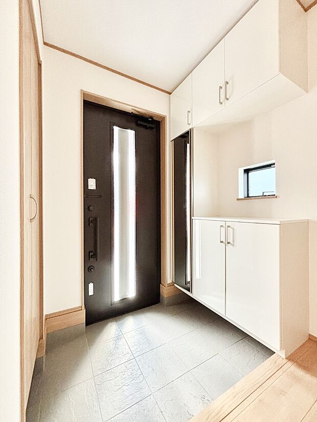 ミラー付きシューズボックスはお出かけ前の身だしなみチェックに便利