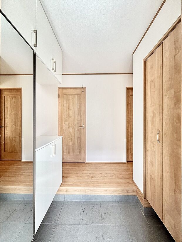 明るい玄関はお客様をお出迎えするのにぴったりです!