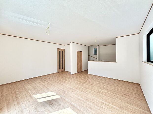 明るい陽光が注ぎ、寛ぎの雰囲気に満たされるリビング・ダイニング。