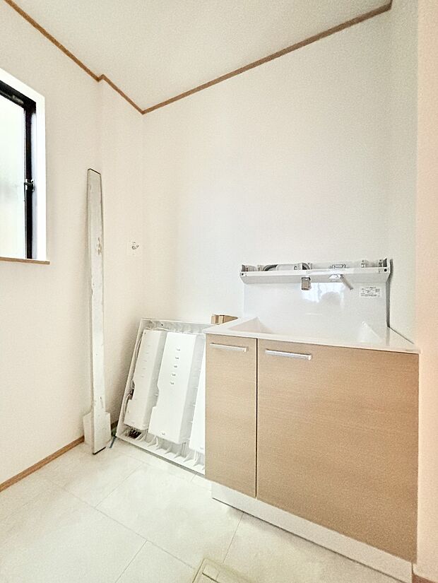 小窓がついているので湿気の多い場所でも換気ができ快適です。（洗面台設置中）