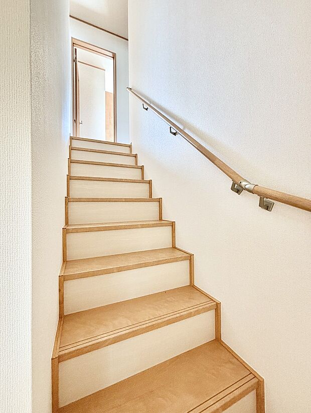 安全性を考慮し階段には手すりを設置しています