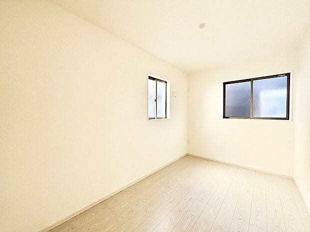 窓からのやさしい光が心地よいプライベートルーム