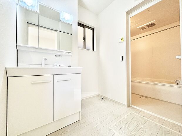 清潔感ある洗面化粧室で朝の身支度も快適