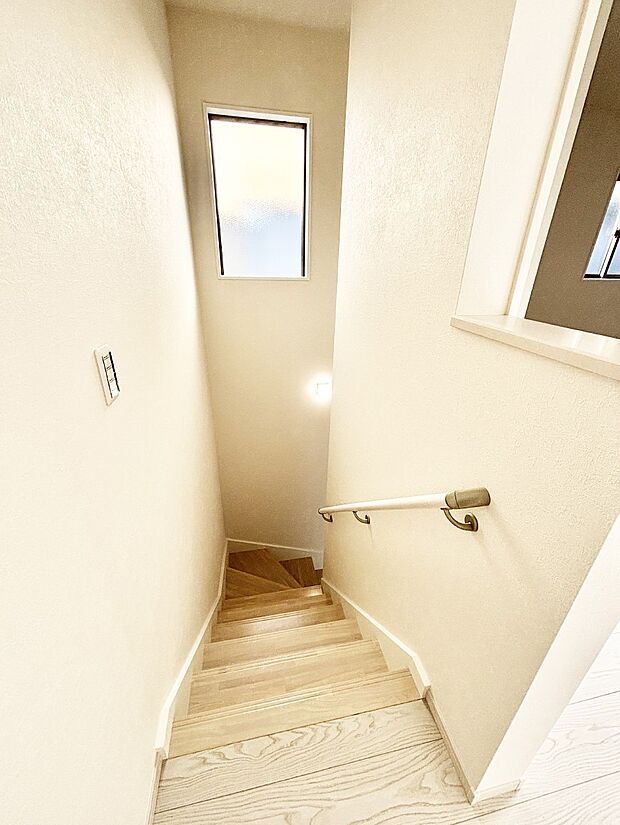 階段は手すり付きなので小さなお子さまやご高齢の方も安心です