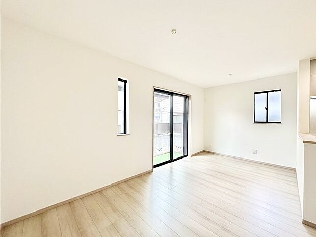 大きな窓からたっぷりの陽光と風を感じられるリビング