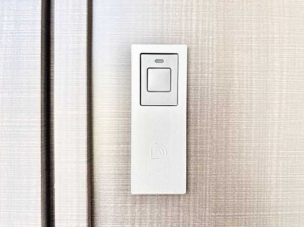 ボタンを押してかざすだけ！玄関ドアは電子キー仕様です。