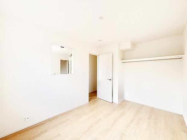 お子さまのお部屋としても!衣類の整理整頓に便利なクローゼット付きの洋室。