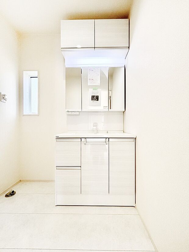 三面鏡キャビネット・シャワー付き洗面化粧台で忙しい朝の身支度もスムーズに!