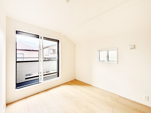 明るいバルコニーサイドに洋室を設置。目覚めの良い寝室に。