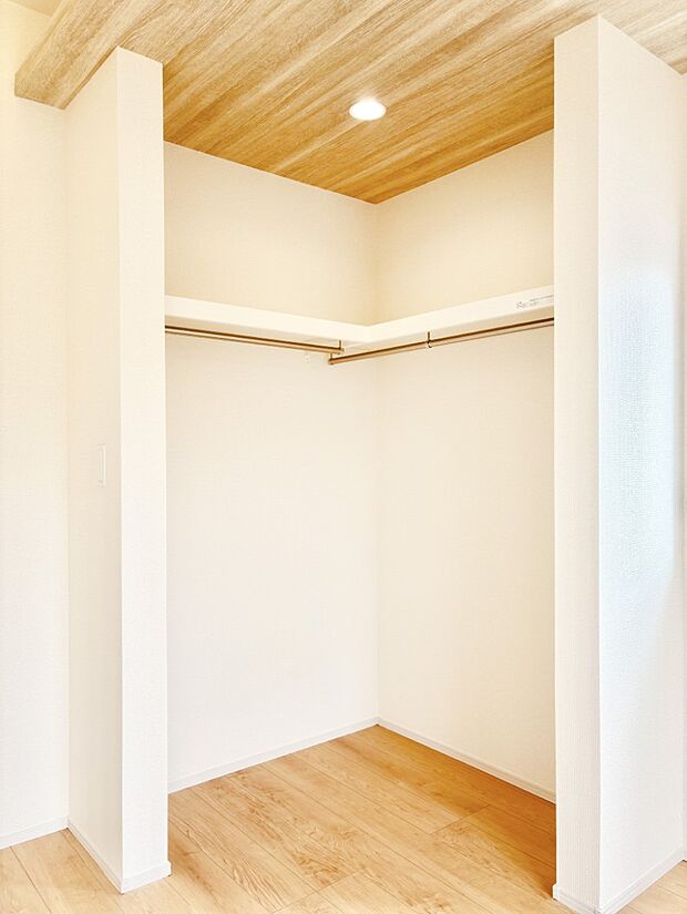 衣類をハンガーに掛けたまま収納できるWIC。衣類の整理整頓がしやすくて便利です!