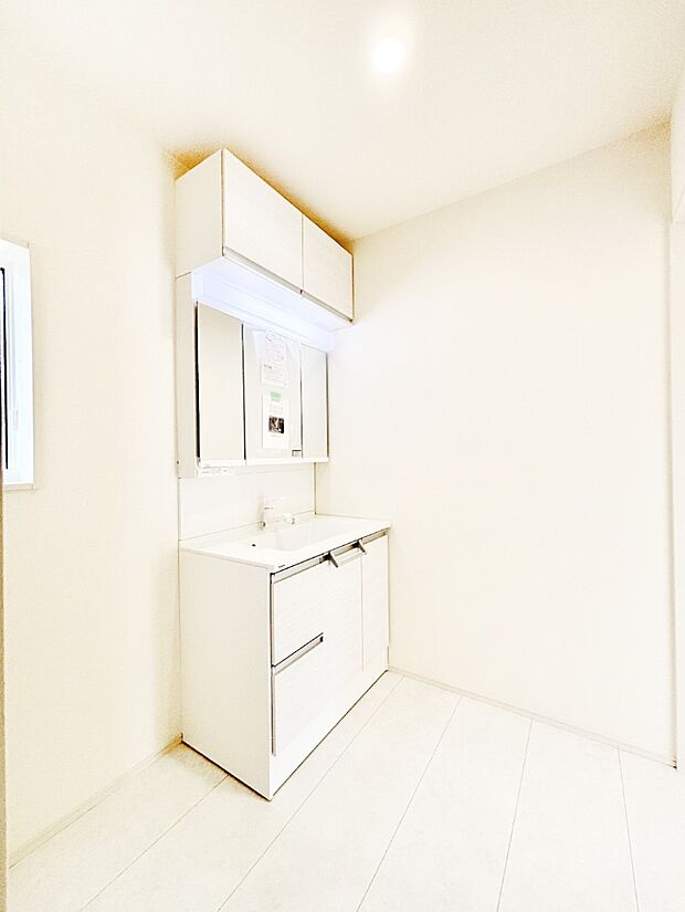 清潔感溢れるホワイトカラーを基調としたランドリースペース
