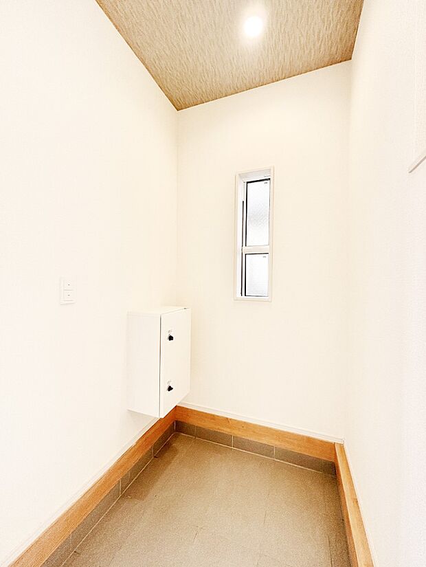 郵便物や宅配便も外に出ずに受け取れる工夫が嬉しい広々とした玄関です。