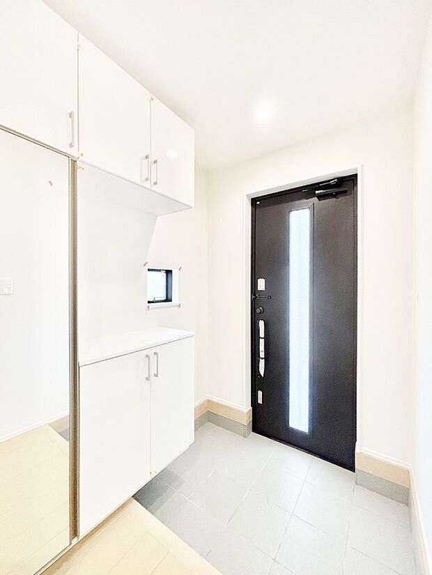 明るい陽光が入り込む玄関。ご家族の靴もスッキリ収納できる玄関収納付きです！