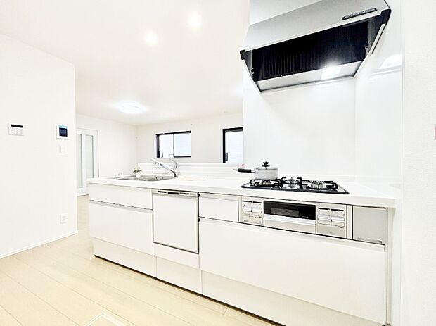 ご家族の会話弾む対面キッチン。お料理中のパパママもご家族と過ごす時間が増えそう！