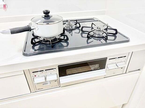 ガスコンロはＳｉセンサー搭載。火力調節や焦げ付き・消し忘れも防いでくれます。