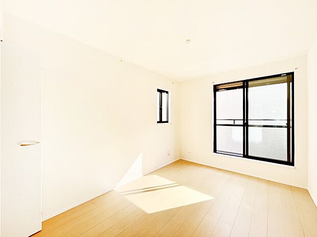 明るいバルコニーサイドに洋室を設置。目覚めの良い寝室に。