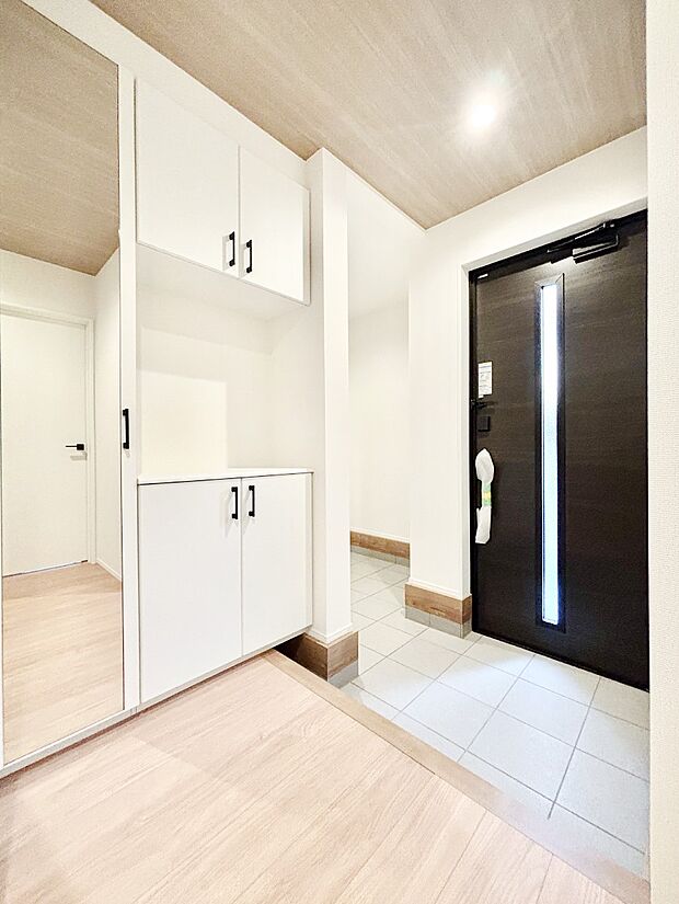 ミラー付きシューズボックスはお出かけ前の身だしなみチェックに便利