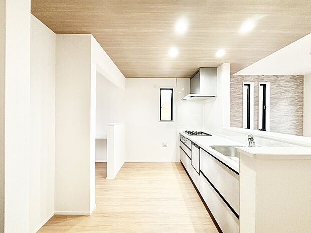 パントリーを採用したゆとりあるキッチンスペースで毎日の家事もスムーズに!