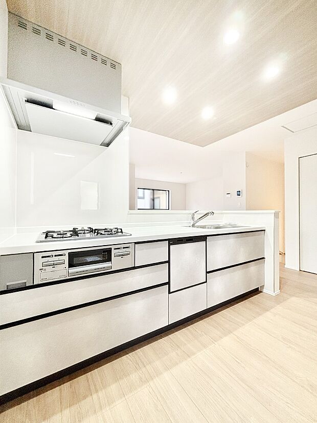 カウンター越しに楽しいおしゃべり。いつものお料理がもっと美味しくなりそうですね。