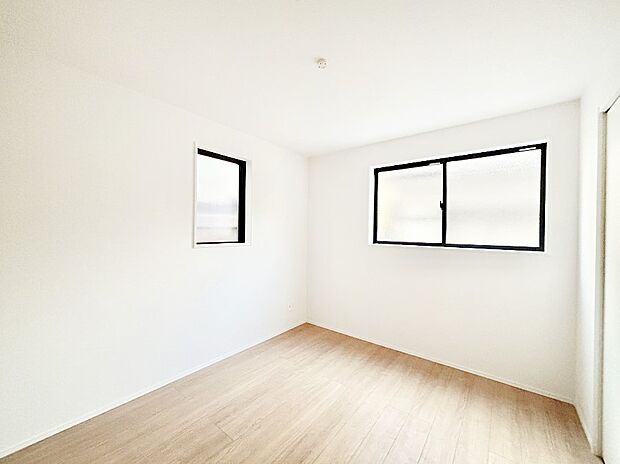 2面採光で気持ちよく自然光が取り入れられるのでお子様のお部屋にもピッタリ