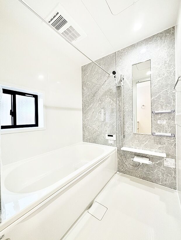 一日の疲れを癒してくれる明るい清潔感のあるバスルーム