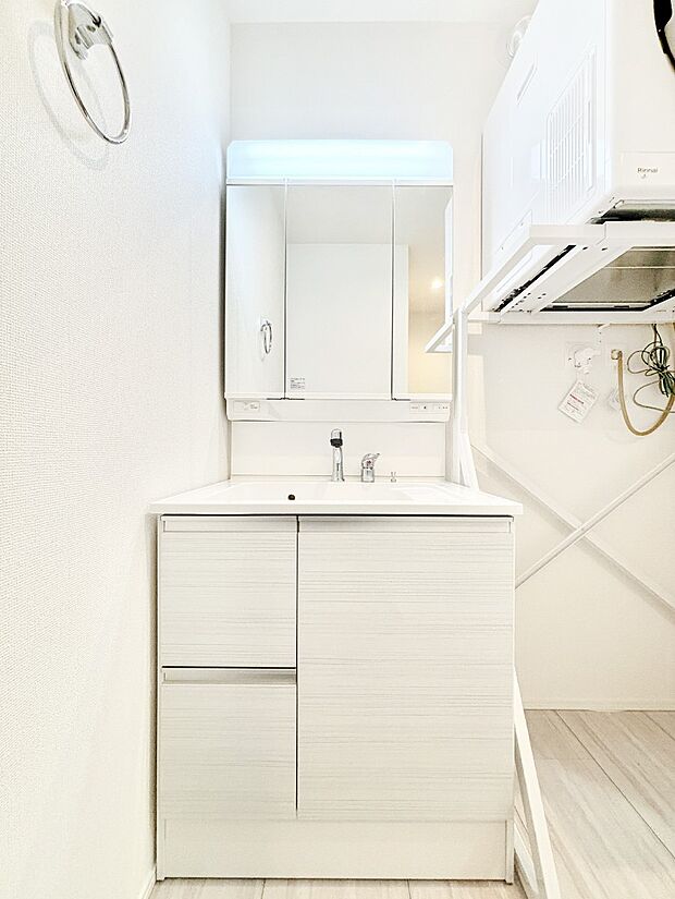 スタイリングに便利な三面鏡、ミラーキャビネットで細かい物スッキリ