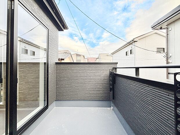 ゆったりバルコニーだから沢山お洗濯ものを干せます。