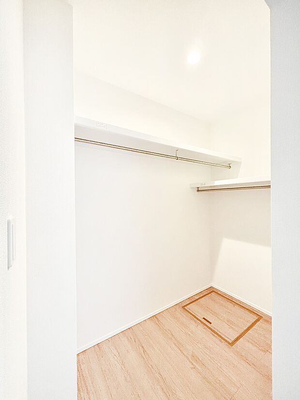 衣類をハンガーに掛けたまま収納できるWIC。衣類の整理整頓がしやすくて便利です!