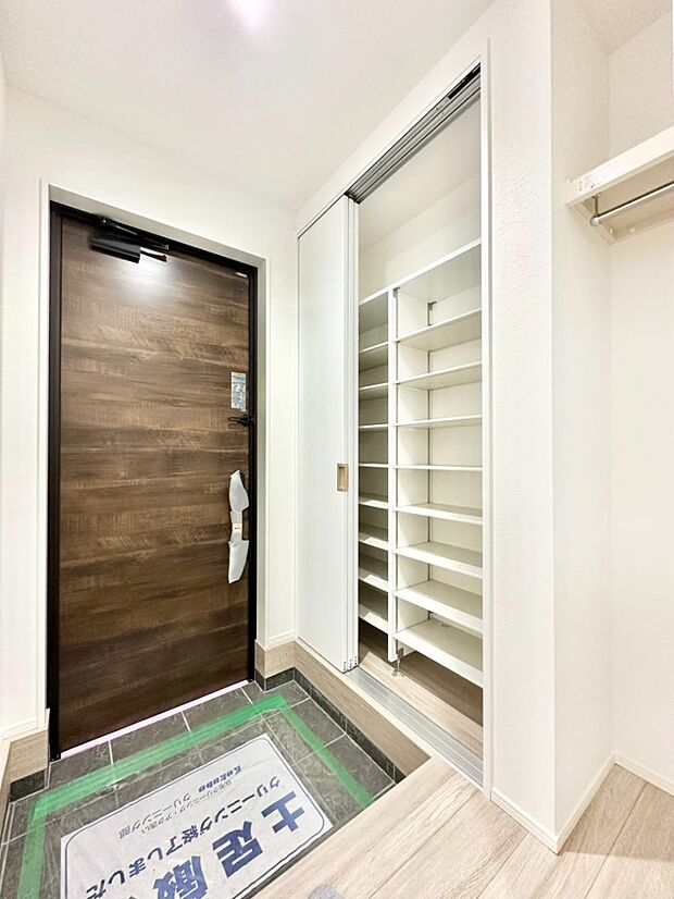 明るい玄関はお客様をお出迎えするのにぴったりです！ 