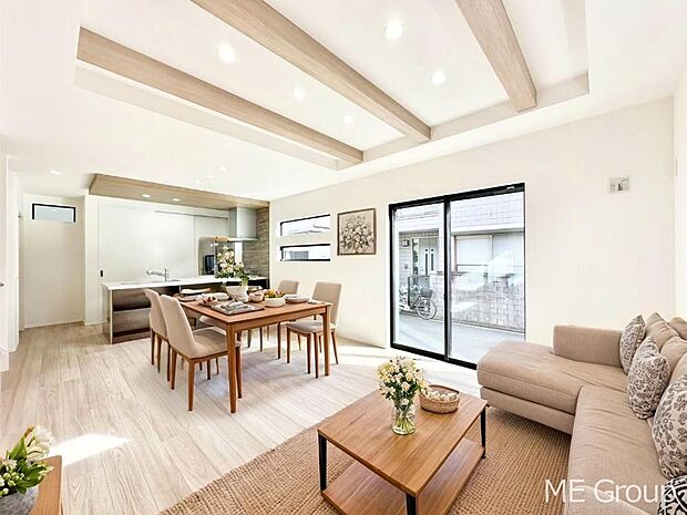 お洒落で開放感のある折り上げ天井を採用したリビング※家具はCGです