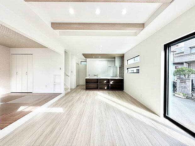 隣接の和室を開放すればさらに広々空間に  