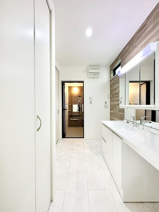 ゆとりの洗面スペースで朝の身支度もスムーズに