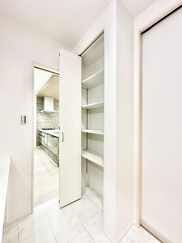 朝の身支度やお洗濯などの家事もスムーズに！リネン収納が充実した洗面室。