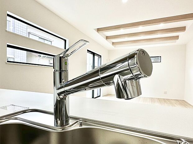 いつでも清潔なおいしいお水を。一つの水栓で水道水と浄水を使い分け。