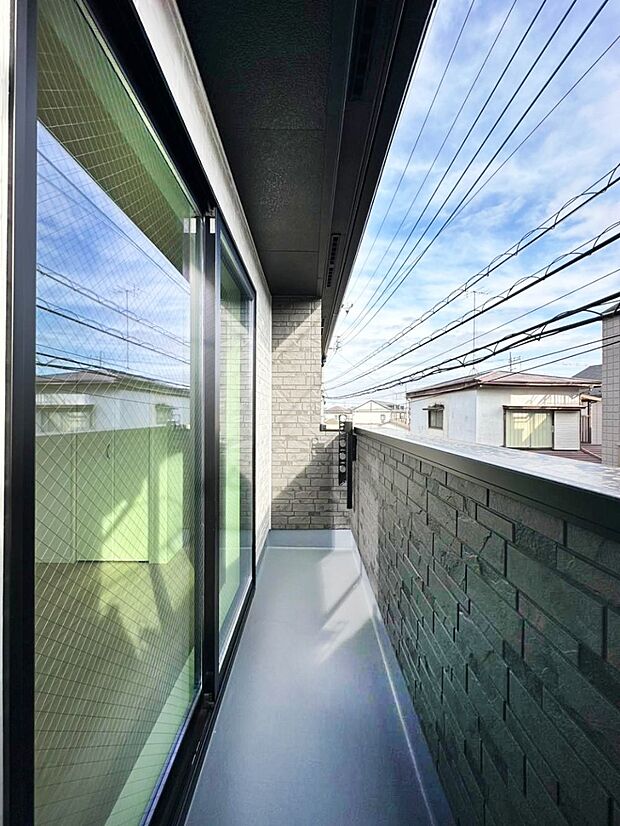 暖かな陽光が降り注ぐバルコニーはお洗濯におすすめ。爽やかな風も心地よいです。