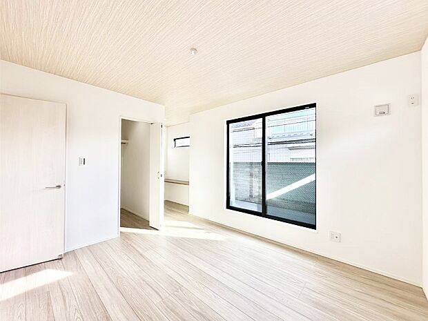 バルコニーが明るさと開放感を演出!朝スッキリと目覚められそうですね!