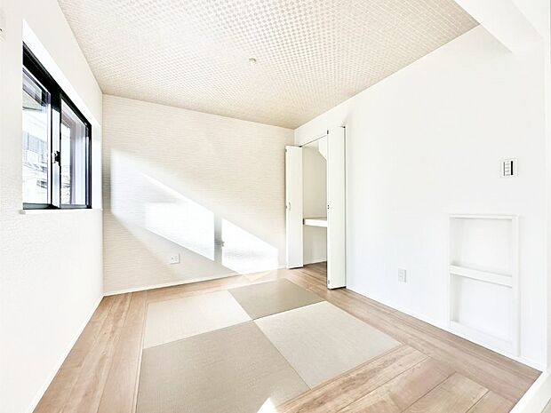 リビングに小上がり和室スペース。毎日の暮らしに安らぎをもたらしてくれます