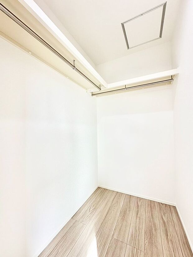 ウォークインクローゼット付きで生活空間を広く利用できます。