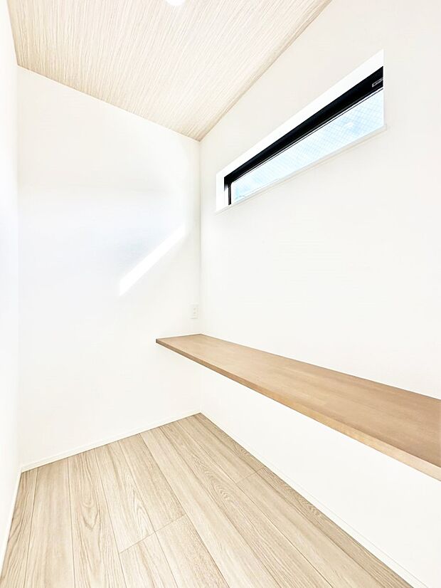 カウンター付の書斎コーナは多目的スペースとして利用できます。